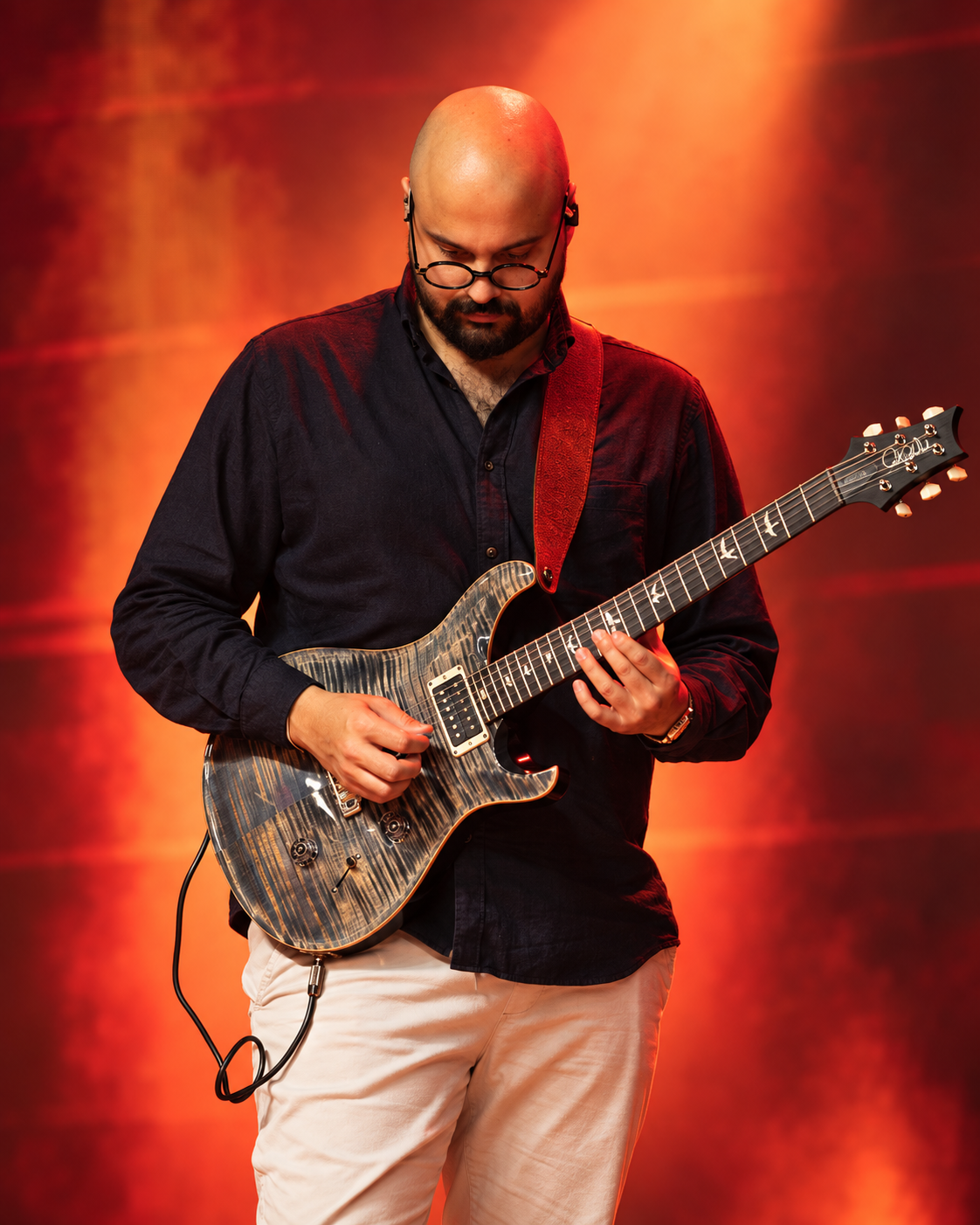 Johanns Steiner con su guitarra en el escenario, fotografía oficial en vivo